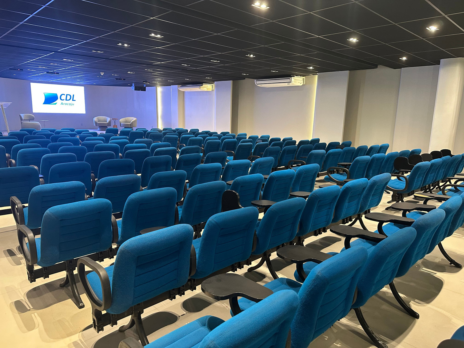 Auditório Oviedo Teixeira · configuração para 110 pessoas